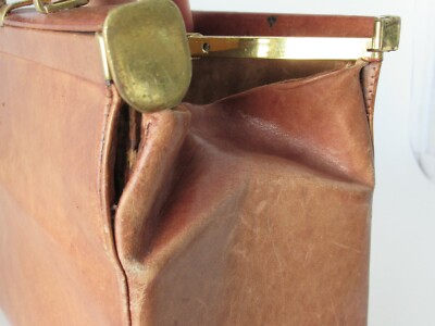 Sac à Main Vintage En Cuir Marron Avec Anse Et Fermoir - Style Malette Rétro Occasion