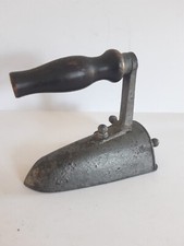 ANCIEN PETIT FER A REPASSER A BRAISE AVEC SON LINGOT