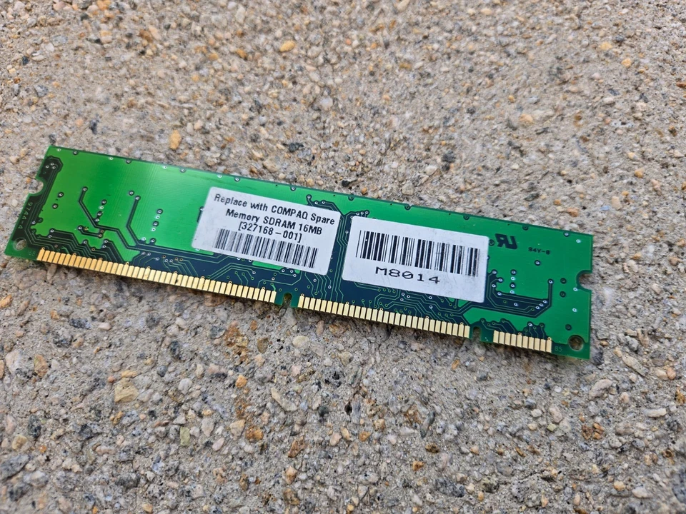 Módulo de memoria DIMM HYM7V64200 Hyundai 16 MB con búfer ECC 168 pines Compaq 327168-001 Foto 3 de 4