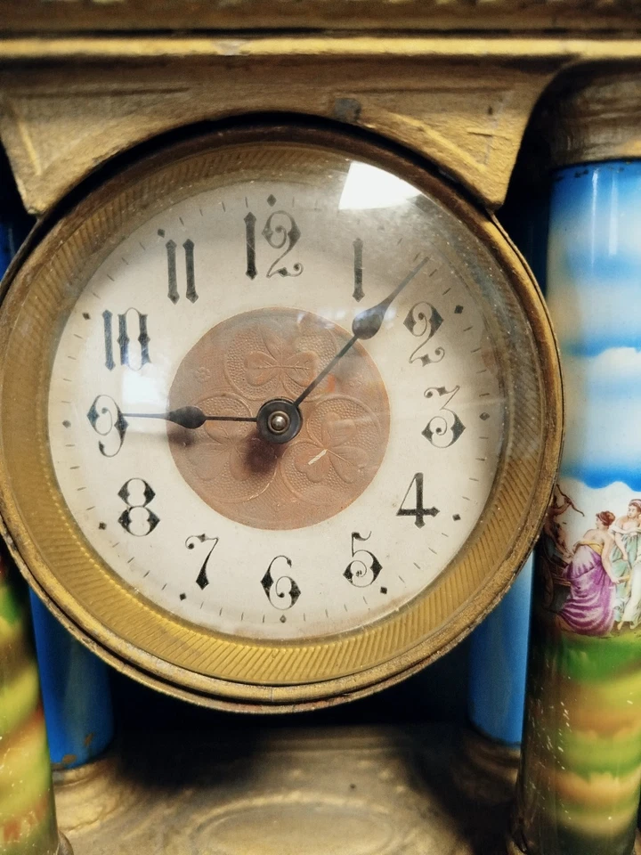 TRES BELLE ANCIENNE HORLOGE PENDULE PORCELAINE ET METAL DORE + SES DEUX VASES - Photo 4/4