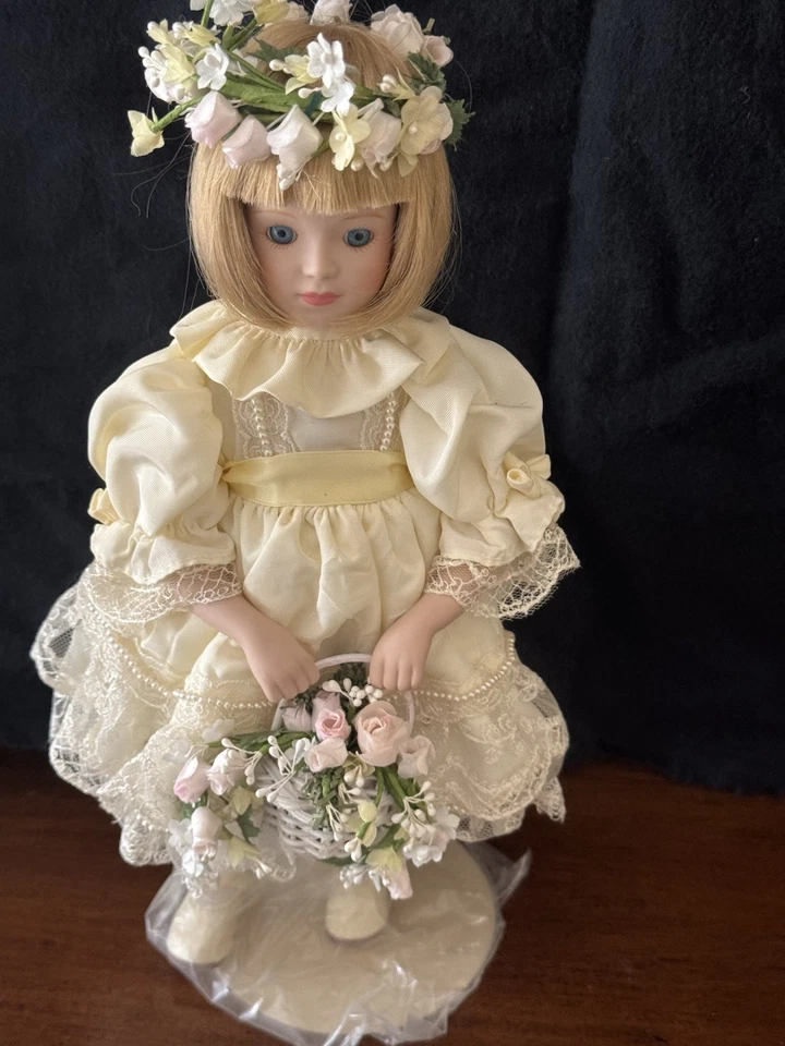 Boneca de porcelana Danbury Mint 1987 Princess Diana's Flower Girl com suporte - Imagem 2 de 4