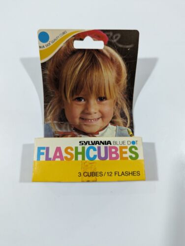 Sylvania Blue Dot Flashcubes Camera Flash Cubes 3 Pack 12 Flashes NEW OLD STOCK - Picture 1 of 4