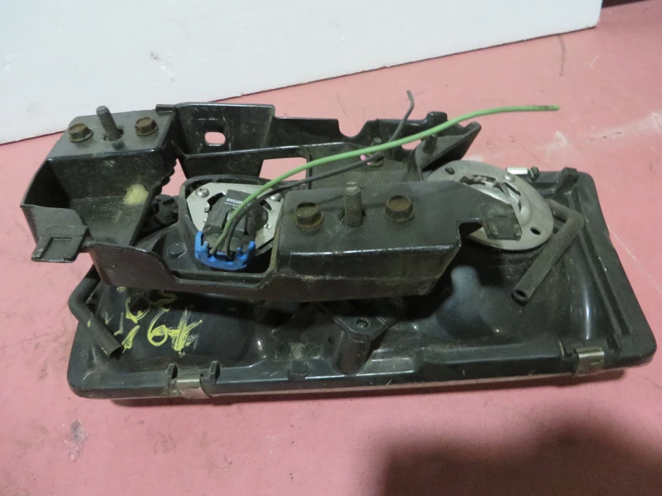 FARO DERECHO OLDSMOBILE NOVENTA Y OCHO 94-96 OCHENTA Y OCHO 94-95 REGENCIA 97-98 Foto 3 de 4