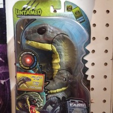 WowWee Untamed Fang Fingerlings Interactive Snake Lights Up Eyes Lunge Attack