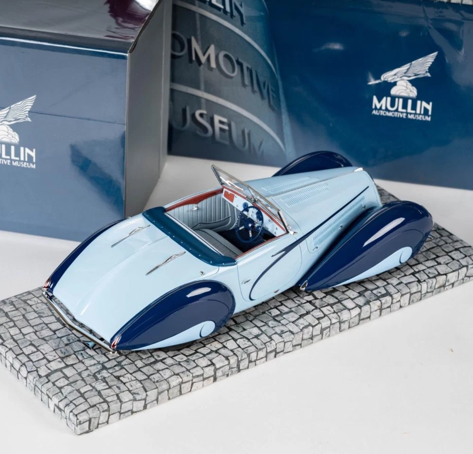 1937 Delahaye Type 135-M Cabriolet (Two-Tone Blue) [MINICHAMPS] 1:18 scale - Image 2 of 3