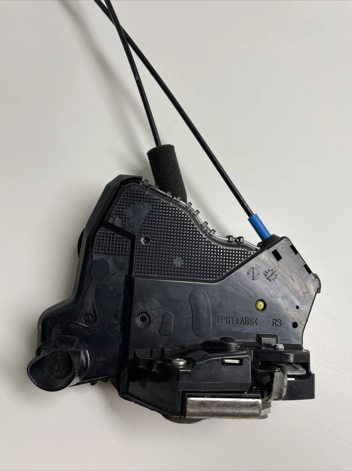 Toyota Prius C 2014 cerradura de puerta delantera derecha actuador pestillo OEM Foto 3 de 4