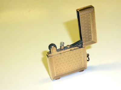 VINTAGE ART DECO 9CT GOLD ENGINE TURNED LIGHTER HALLMARKED FOR LONDON 1930 RARE