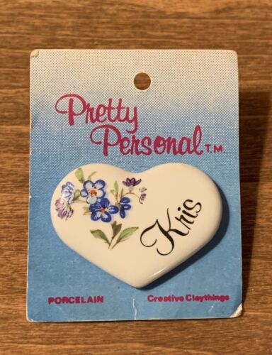 Vintage Pin Schmuck personalisierter Name KRIS für KRISTINA Herz Porzellan Blumen - Bild 1 von 3