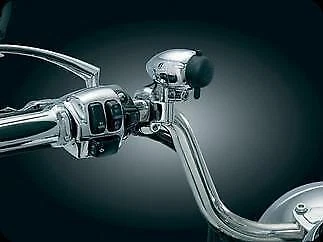 Cargador de dispositivo de punto de alimentación eléctrica manillar cromado Kuryakyn con abrazadera de 1" Foto 2 de 2