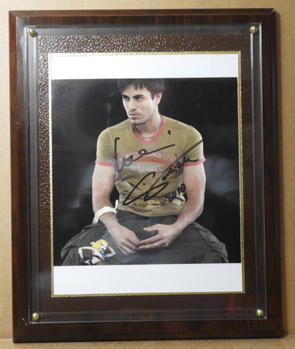 (L&M) ENRIQUE IGLESIAS 2010 9" X 12"  SIGNED FRAMED!!