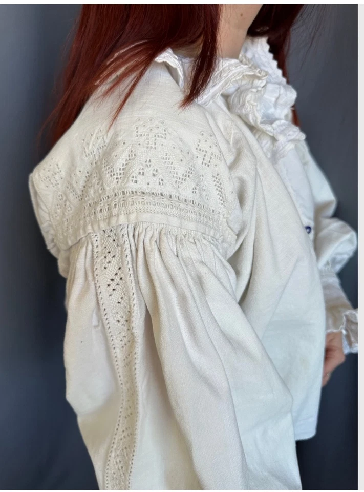 Blusa folclórica rumana de los años 20 • Camisa antigua de lino bordada a mano amante vintage Foto 3 de 4