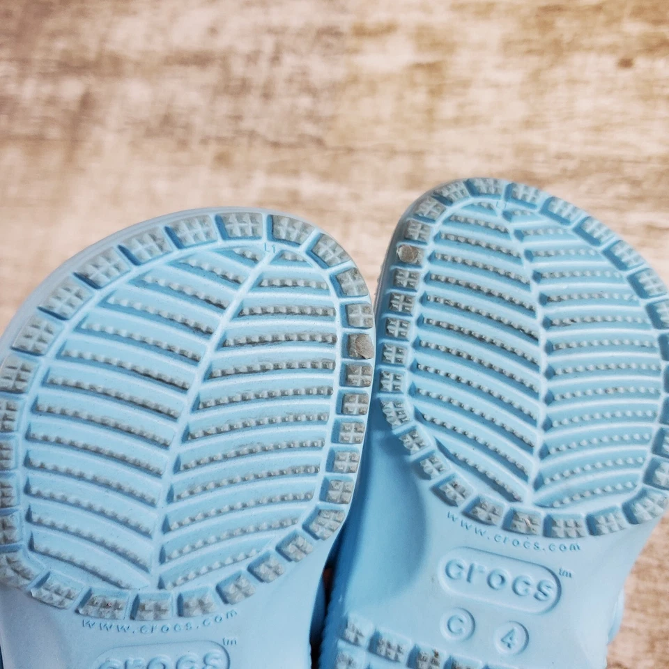 Zuecos clásicos Crocs niños talla 4 C4 azul claro correa al tobillo punta redonda zapatos sin cordones Foto 4 de 4