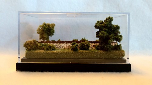 Z SCALE MINI DISPLAY CASE - GREAT FOR ANY Z SCALE LOCO OR CAR - Picture 3 of 12