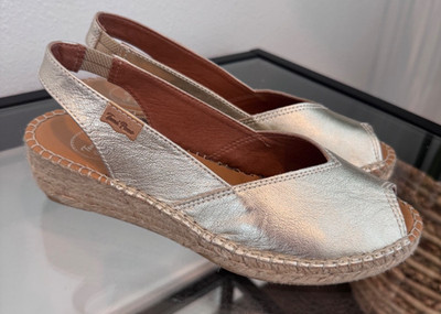 TONI PONS Women s Bernia-P Espadrille Wedge Sandal metallic gold Size 37/6.5