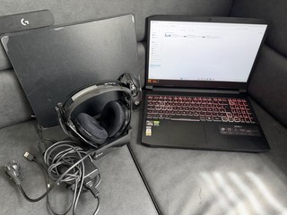 Acer Nitro 5 mit Zubehör