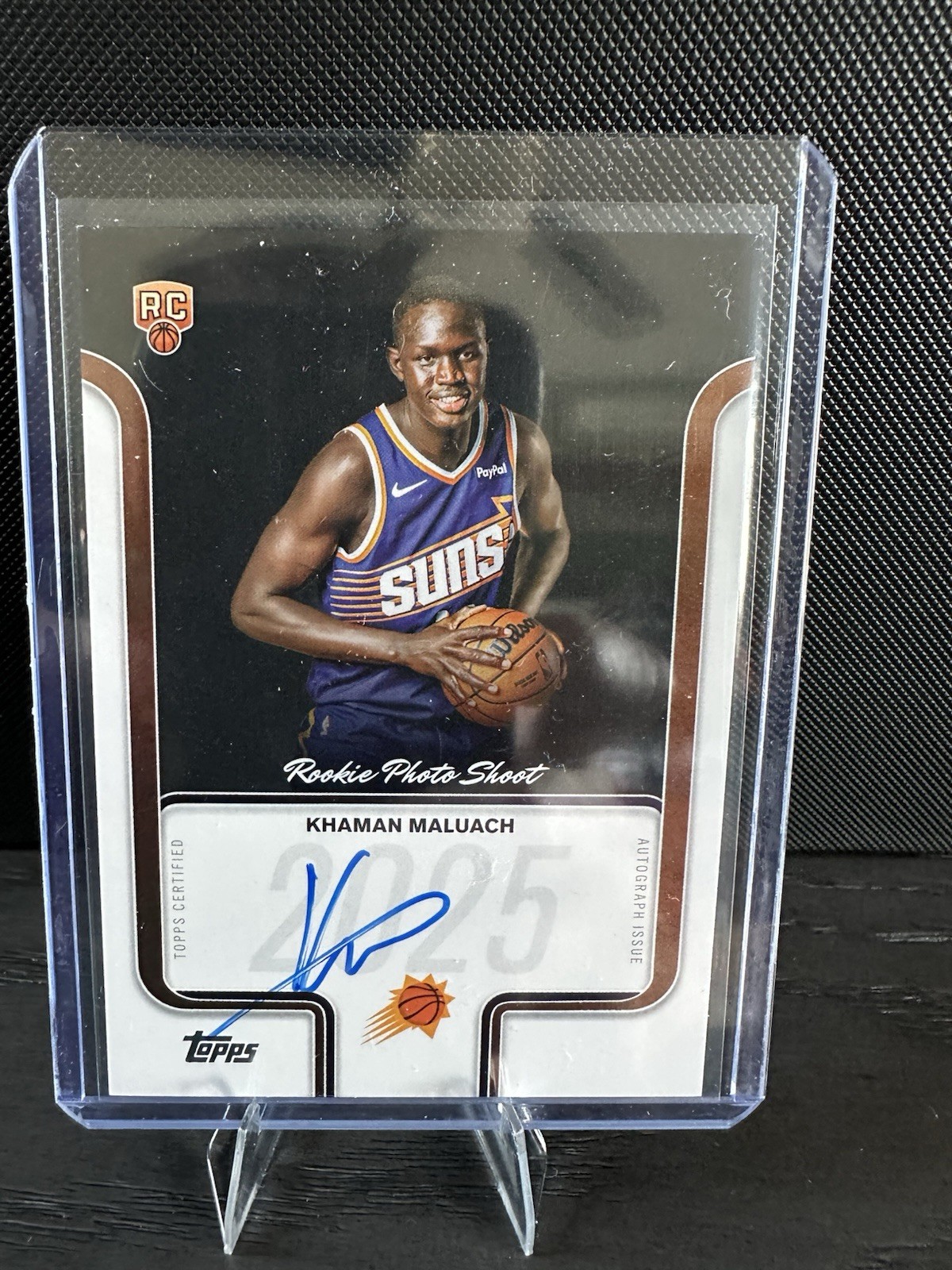 Khaman Maluach 2025-2026 Topps Rookie Photo Shoot On Card Auto