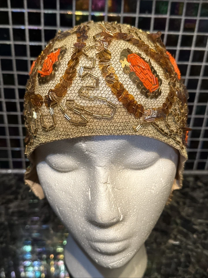 Boné antigo vintage anos 20 e 30 contas metálicas flapper bronze lantejoulas malha chapéu Deco muito bom estado - Imagem 2 de 4