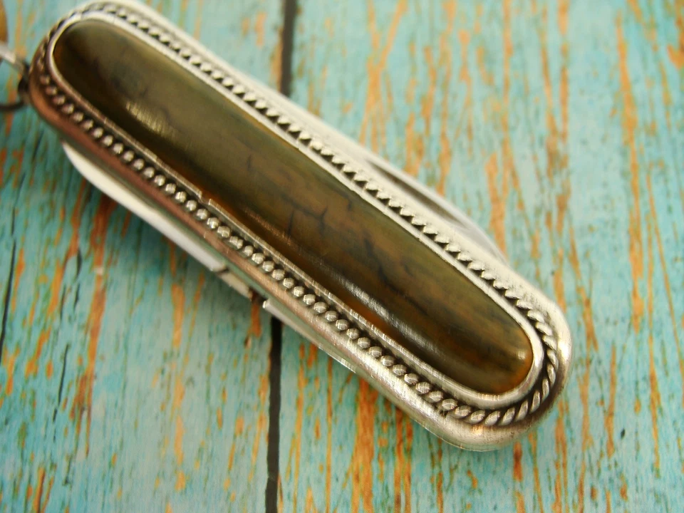 NAVAJA DE BOLSILLO VICTORINOX CLÁSICA PLATEADA MASTODONTE EJÉRCITO SUIZO PERSONALIZADA Foto 3 de 4