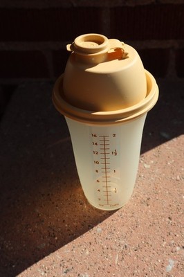 Tupperware Vintage 2 Cup/16 Oz Quick Shake Gravy Mixer Almond Beige w Lid