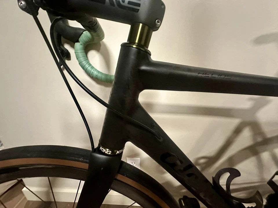 Bicicleta de carretera Alchemy Cycles Helios disco de carbono -56,5 TT. Rojo SRAM. Enve, Chris King Foto 3 de 4