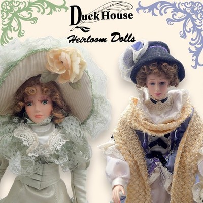 Duck House - Heirloom Dolls: Paar 2x Porzellanpuppen mit Ständer
