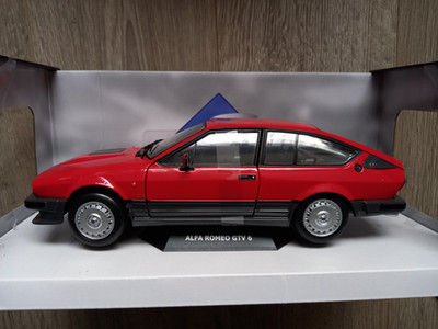 Selten Solido S1802301 Maßstab 1:18 Alfa Romeo 2.5 GTV 6 1984 Atemberaubendes Alfa Rot Neu