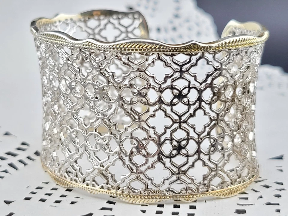 Bracelete Kendra Scott Candice folheado a prata detalhes dourados punho largo filigrana 6,5" - Imagem 4 de 4