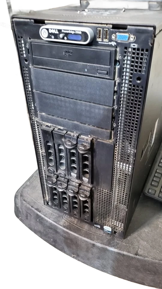 Servidor Dell Poweredge 2900 Intel Xeon X5365 servidor de 3,0 GHz 8 GB DDR3 x1 disco duro de 2 TB Foto 2 de 4