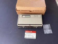 NEW OEM Honeywell T7300A1005 Commercial Single Zone Thermostat 24VAC 50/60HZ