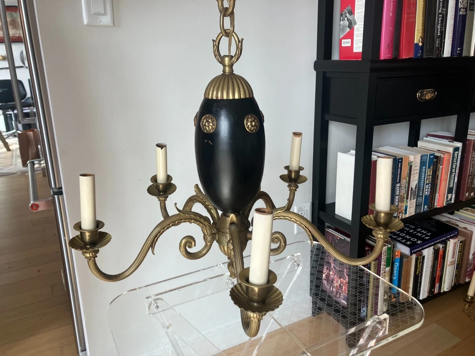 ) Lámpara de araña Empire de bronce de 5 brazos en buen estado de funcionamiento lista para colgar Foto 3 de 4