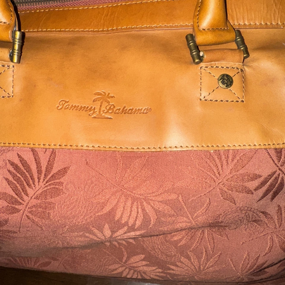 Сумка с короткими ручками TOMMY BAHAMA холщовая с цветочным рисунком для выходных ночная спортивная сумка розовато-лиловая 20 дюймов - Изображение 3 из 4