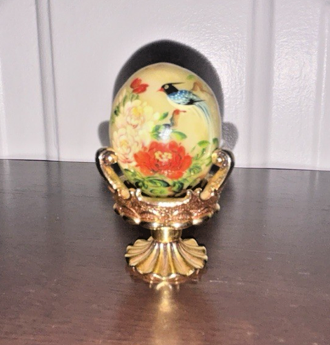 Vintage handbemaltes Jade Ei & House of Fabergé dekorativer goldfarbener Eierhalter