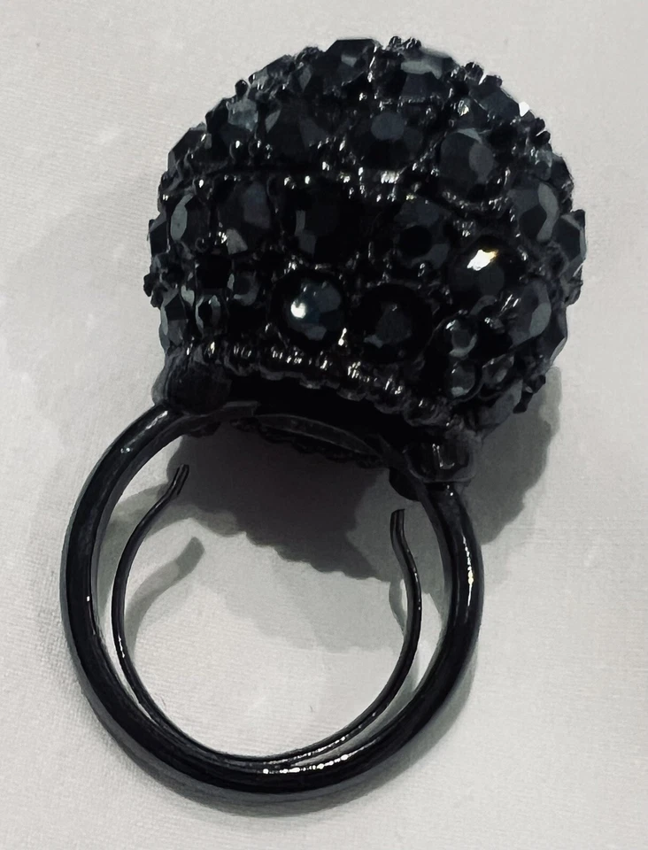 Kenneth Jay Lane Firmado Negro Swarovski Estrás Chapado en Rodio Disco Bola Anillo Foto 2 de 4