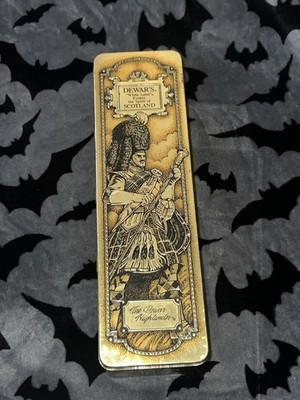 VINTAGE DEWARS HINGED ''WHITE LABEL'' EVOKES THE SPIRIT OF SCOTLAND TIN