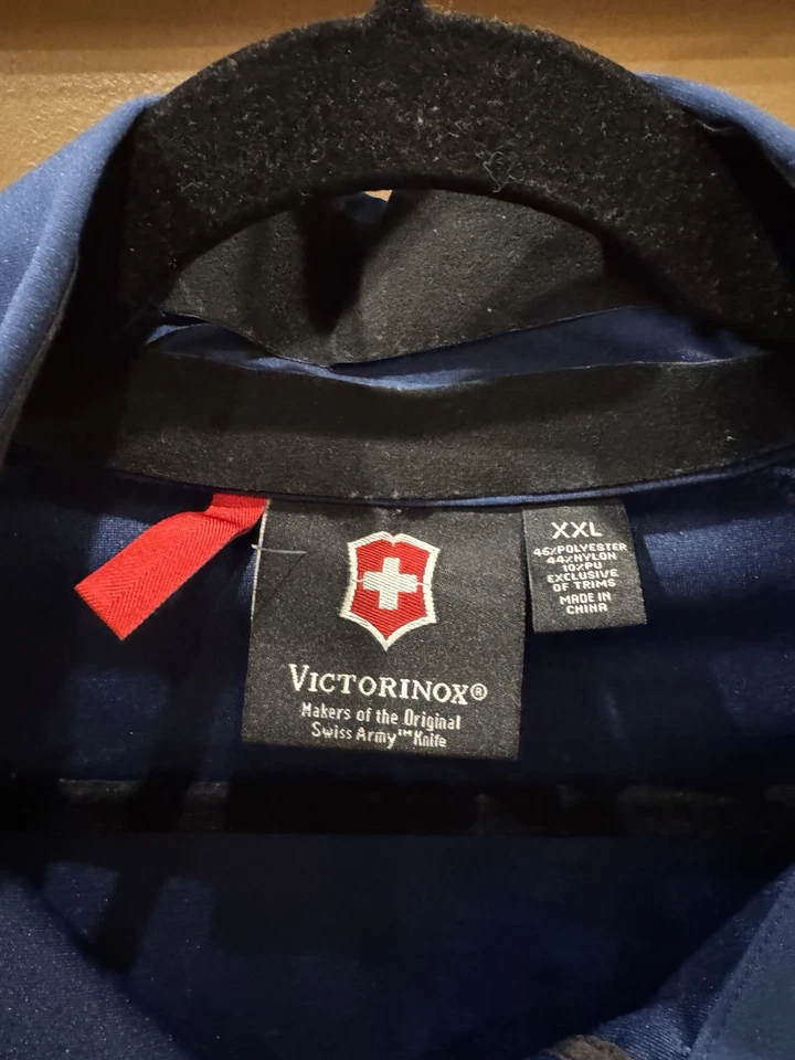 Navaja suiza Victorinox para hombre azul marino cremallera completa chaqueta de polietileno/nylon talla XXL Foto 3 de 4