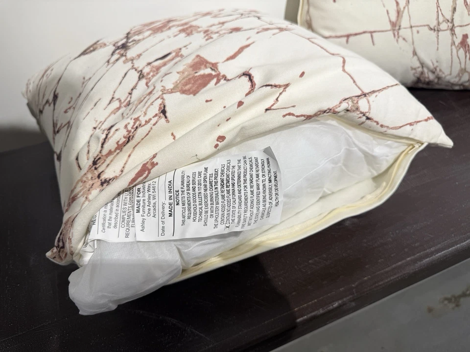 Juego de almohadas de diseño Ashley Furniture Mikiesha de (4) 20”x20” rosa/blanco ¡Nuevo! Foto 4 de 4