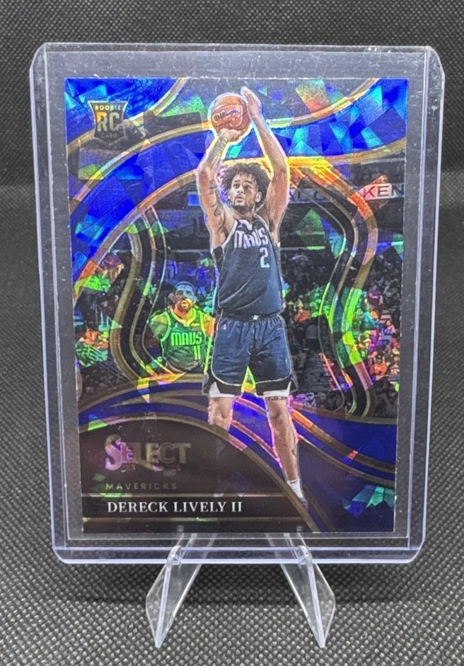 2023-24 Panini Select Dereck Lively Courtside #285 Blue Cracked Ice Prizm (RC)