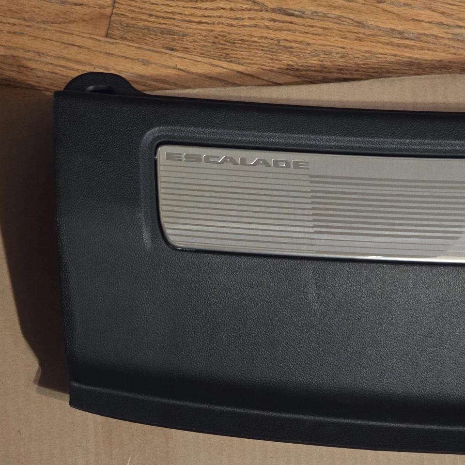 Cadillac Escalade 2021-2025 puerta levadiza negra umbral inferior moldura GM #85124298 Foto 2 de 4