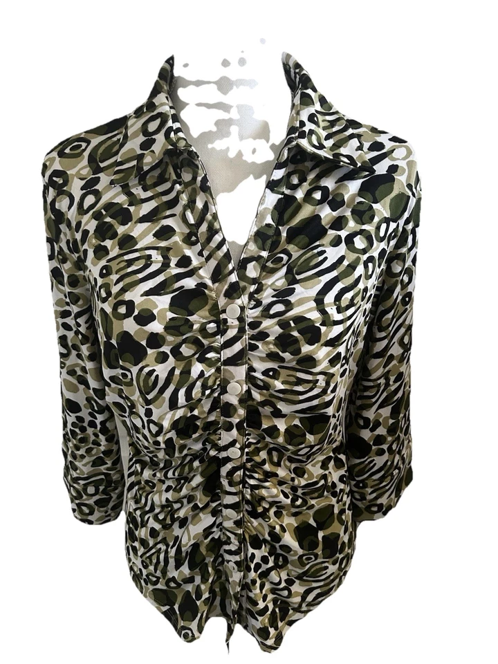 Blusa Essentials By Milano Grande Estampado Animal Blanco Verde Botón Safari Cuello en V Foto 3 de 4
