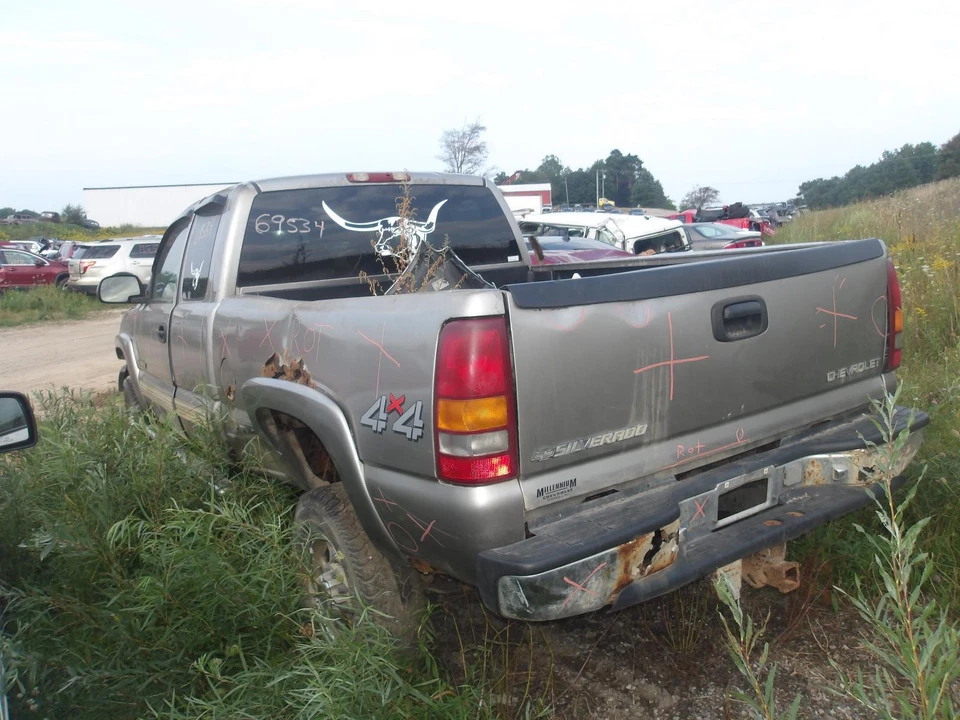 Used Washer Fluid Reservoir fits: 2001 Chevrolet Silverado 2500 pickup w/low lev - Image 3 of 4