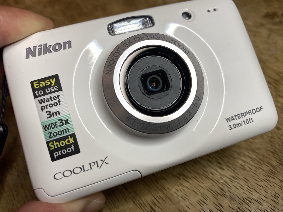 Nikon COOLPIX S30 10.1MP Digital Camera - White TESTED Working
