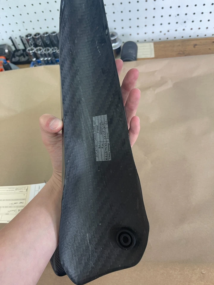 08 09 10 11 12 Escudos traseros fibra carbono Ducati Hypermotard 1100 796 Foto 3 de 4