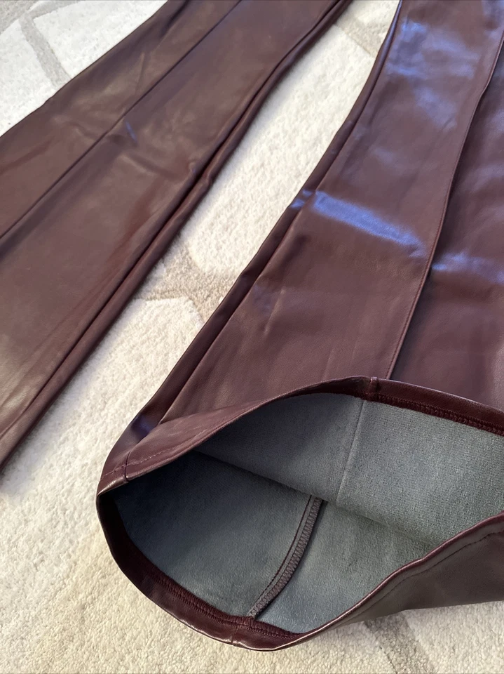 Nuevo con etiquetas Pantalón bootcut mediano de cuero sintético vegano rojo borgoña 7 For All Mankind para mujer Foto 4 de 4