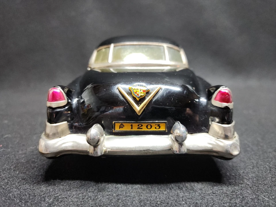 Cadillac Serie 62 1951 Marusan Tin Friction sedán 12" en negro Foto 4 de 4