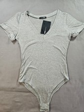Fashion Nova Favorite Koszulka Body Szare Mankiety Krótki rękaw Dekolt w serek Fabrycznie nowy z metką