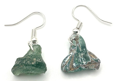 Ohrringe aus grünen Glasscherben im antiken Stil - handgefertigte Hänger ~ 15 mm, 4,06 g
