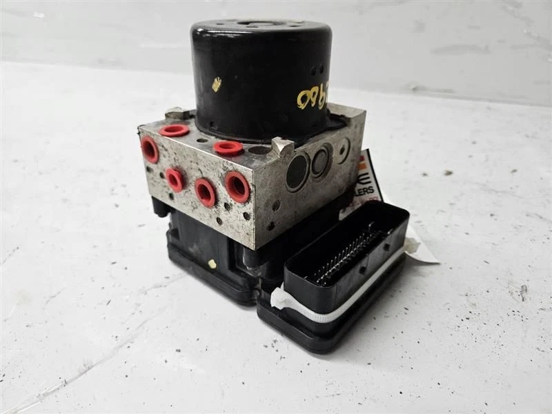 2014 Chrysler 300 Anti-Lock Brake Pump Control Module Assembly OEM - Image 2 of 4