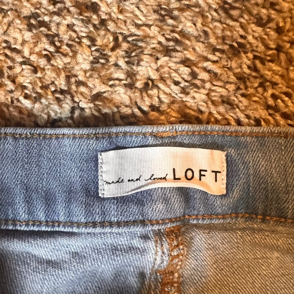 Pantalones de mezclilla acampanados LOFT The Kick lavado claro desgastados dobladillo crudo para mujer talla 26 Foto 2 de 4