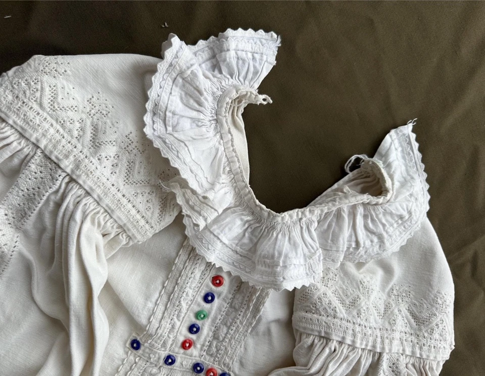 Blusa folclórica rumana de los años 20 • Camisa antigua de lino bordada a mano amante vintage Foto 4 de 4