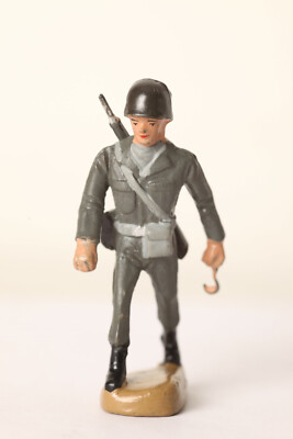 Leyla Figur Soldat Kunststoff ca 7 cm Bundeswehr schreitend (34648)